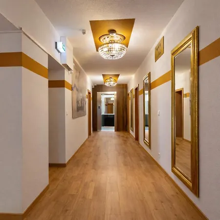 TIPTOP Hotel Burgschmiet Garni-2