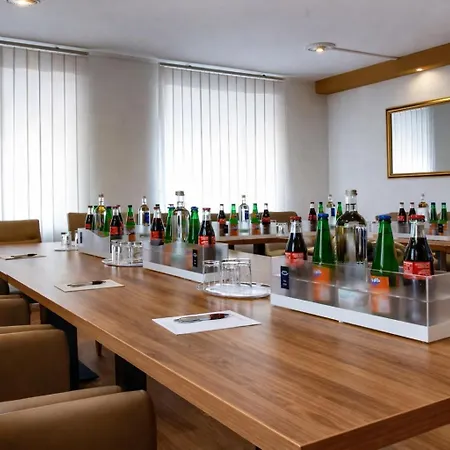 TIPTOP Hotel Burgschmiet Garni-3