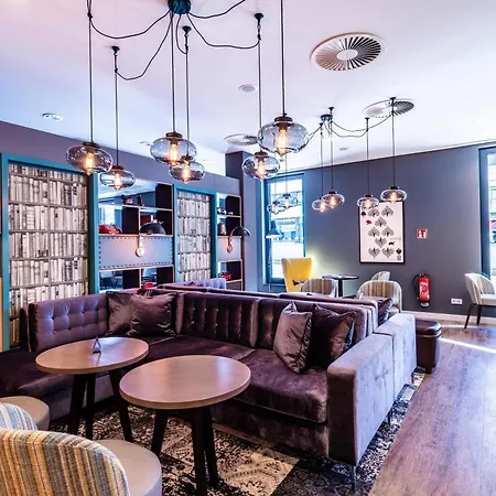 Premier Inn Düsseldorf City Centre-2