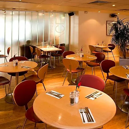Premier Inn London Kensington-2