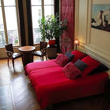 A Room In Paris-2
