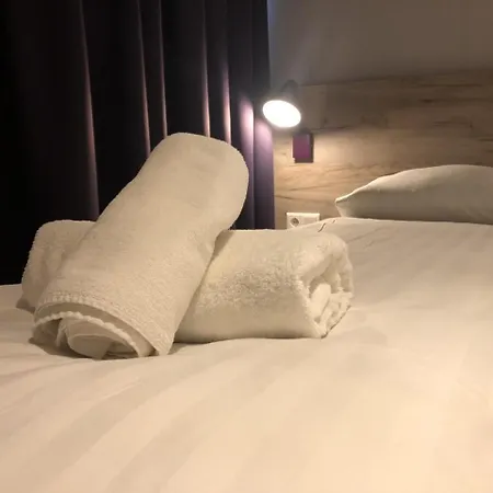 Facade Hotel Amsterdam-3