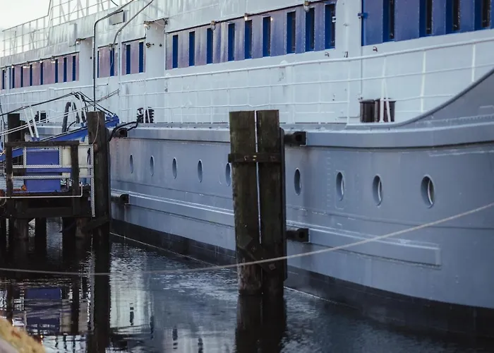 ARCONA - Übernachten auf dem Wasser - direkt am Bontekai Wilhelmshaven