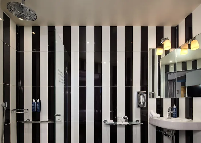 Les Plumes Hotel Paris