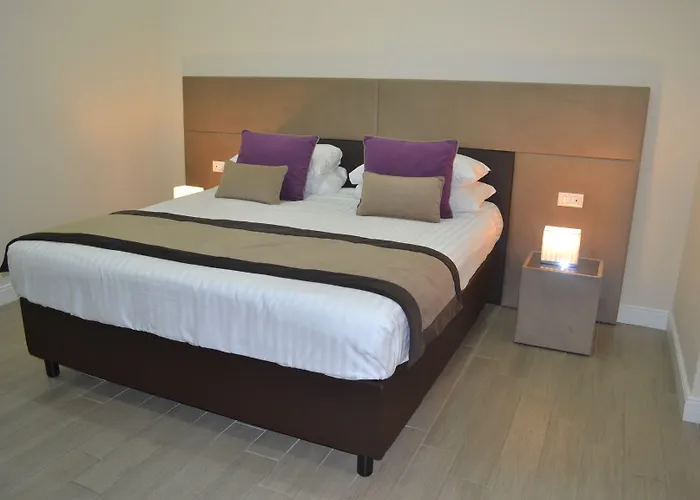 Bloom Apartment Rom