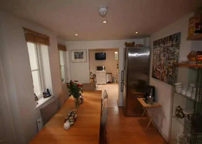 Bed and Breakfast 69Thegrove London