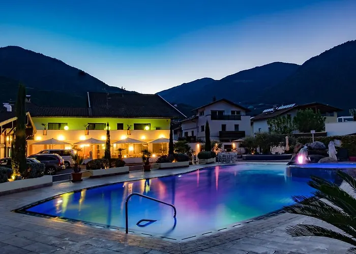 SCHLOSSHOF SÜDTIROL - Hotel&Camping Resort Lana